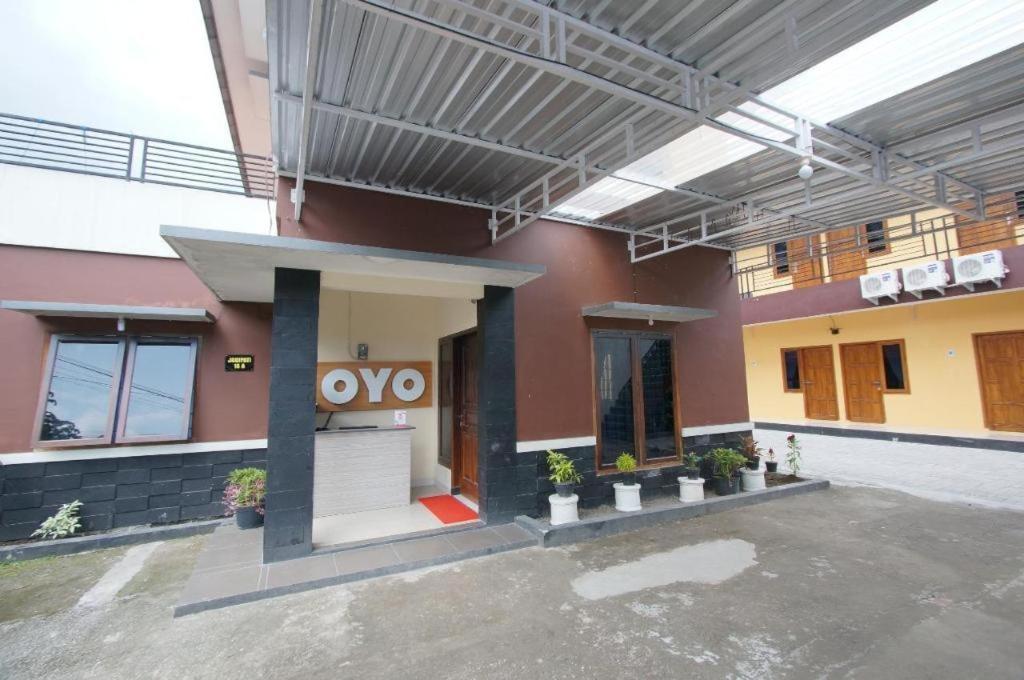 Oyo 347 Bayang Brothers Guest House Maguwo Экстерьер фото